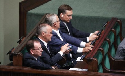 Minister spraw wewnętrznych i administracji Mariusz Kamiński (L), sekretarz stanu w Ministerstwie Ku