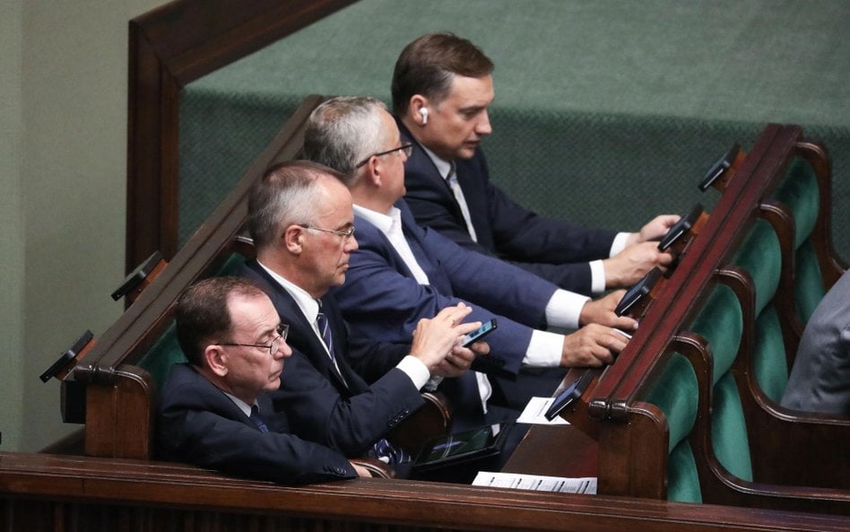 Minister spraw wewnętrznych i administracji Mariusz Kamiński (L), sekretarz stanu w Ministerstwie Ku