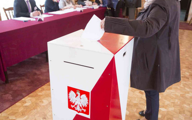 Sondaż: Ponad połowa Polaków chce głosować tradycyjnie