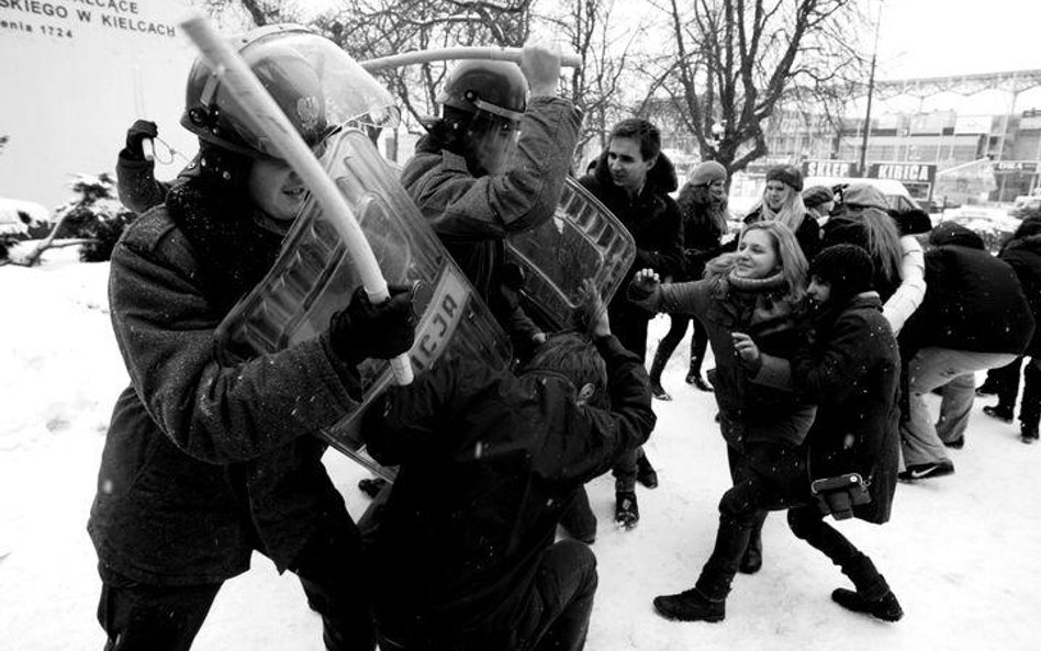 Stan wojenny - inscenizacja w ramach obchodów 29. rocznicy wydarzeń.