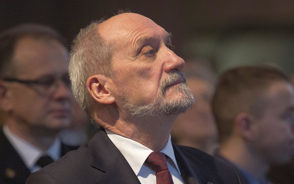 Macierewicz: UE narzuca i promuje ideologię LGBT