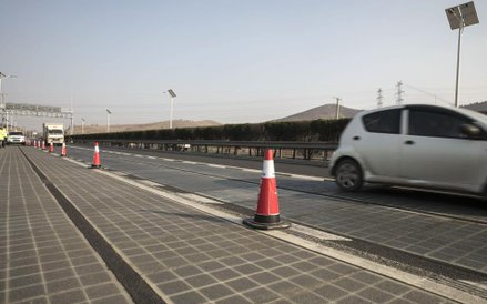 Droga w Chinach naładuje samochód elektryczny w czasie jazdy