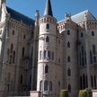 Projektując pałac Gaudí nawiązał do modnego w XIX w. neogotyku, dodając własne, innowacyjne rozwiąza