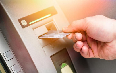 Bez dodatkowych kosztów korzysta się zazwyczaj tylko z bankomatu należącego do wydawcy karty