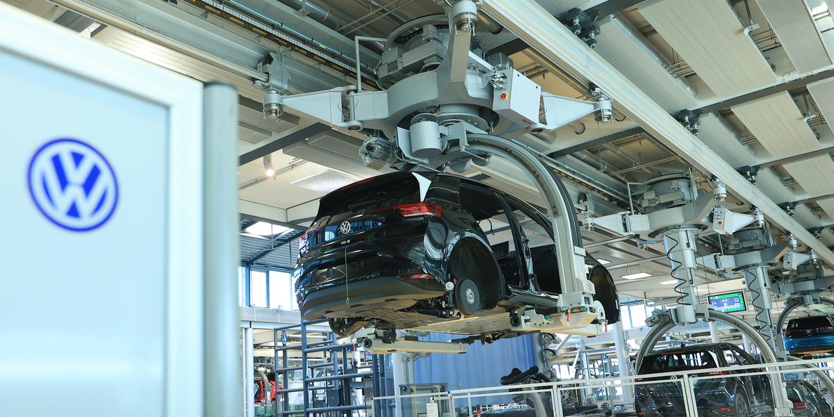 Volkswagen zamraża pensje do 2030 r. i planuje 100 tys. zwolnień