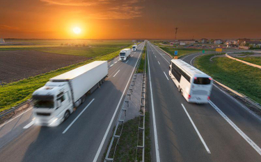 Podatek od środków transportowych: do 15 lutego trzeba zgłosić do urzędu ciężarówkę i autobus