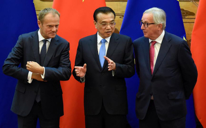 Donald Tusk, Li Keqiang i Jean-Claude Juncker asystują podpsaniu umów pomiędzu UE a Chinami w Pekini
