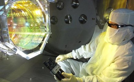 Aparatura optyczna LIGO podczas przeglądu technicznego
