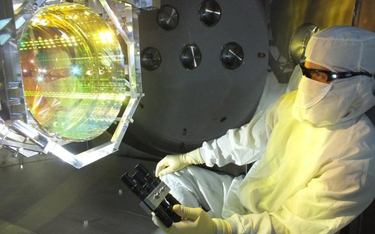 Aparatura optyczna LIGO podczas przeglądu technicznego