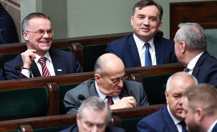 Cukierek albo psikus, czyli PiS gra z prezydentem i opozycją o KPO