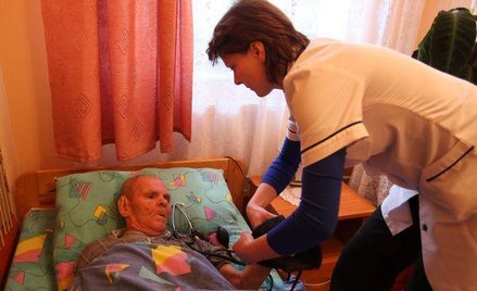 Wyjeżdżający za granicę na kilka miesięcy będzie mógł umieścić niedołężnego członka rodziny w domu p