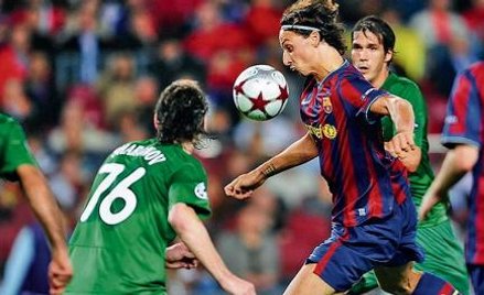 Zlatan Ibrahimović (strzela) jedną sytuację do zdobycia gola wykorzystał, inne zmarnował i obrońca t