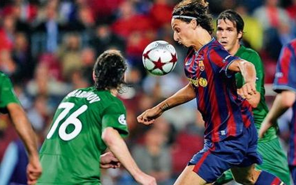 Zlatan Ibrahimović (strzela) jedną sytuację do zdobycia gola wykorzystał, inne zmarnował i obrońca t