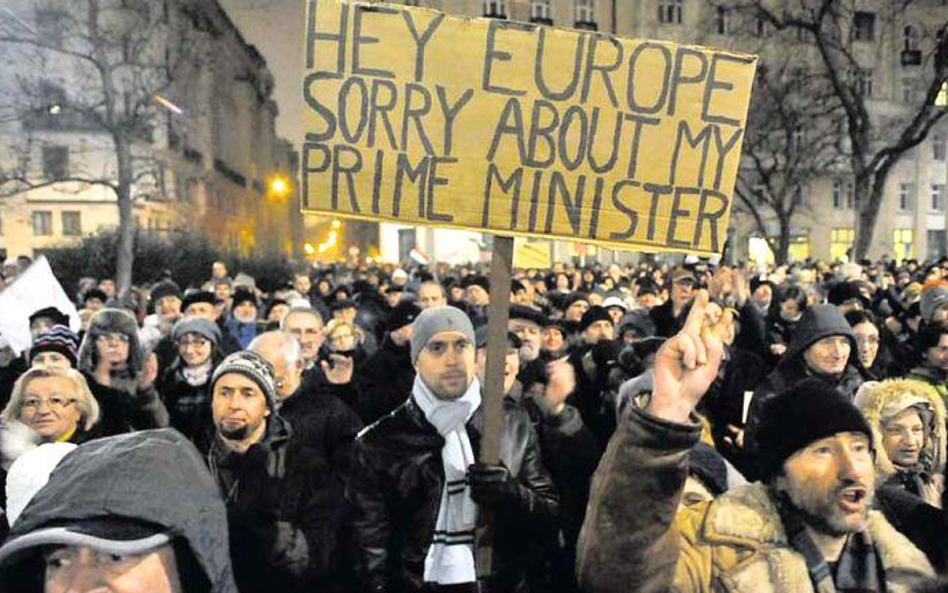 Węgrzy protestujący na ulicach Budapesztu nie chcą pogodzić się z decyzjami swojego premiera (zdjęci