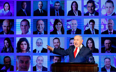 Premier Netanjahu na tle fotografii kandydatów Likudu do Knesetu