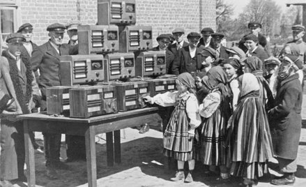 Odbiornikami radiowymi produkcji PZT obdarowywano szkoły, a fundatorem sprzętu był prezydent Ignacy 