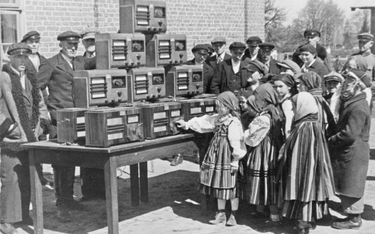Odbiornikami radiowymi produkcji PZT obdarowywano szkoły, a fundatorem sprzętu był prezydent Ignacy 