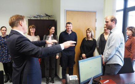 Maciej Nykiel przyjął agentów w swoim gabinecie