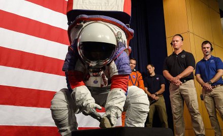 NASA pokazała nowy kosmiczny kombinezon