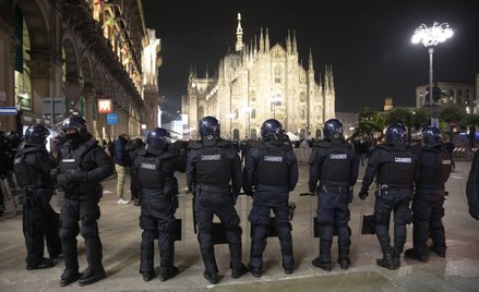 Nagrody dla zaszczepionych, kary dla opornych. Mutacja omikron straszy