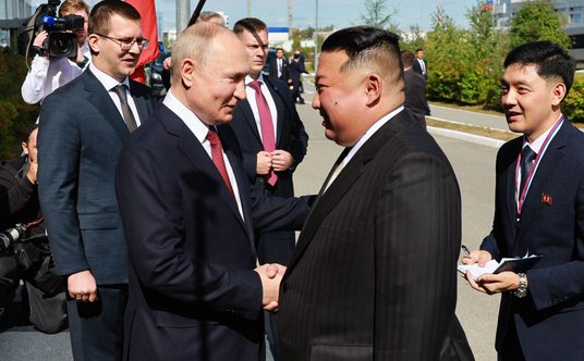 Władimir Putin wita Kim Dzong Una