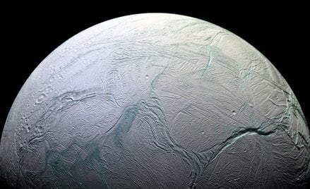 Na Enceladusie, księżycu Saturna, może istnieć życie - dowodzą astronomowie