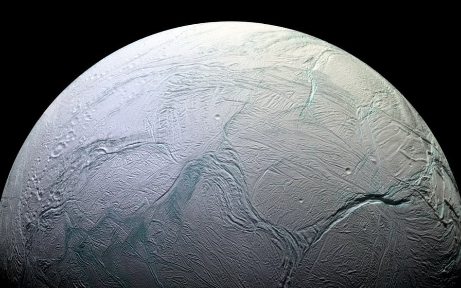 Na Enceladusie, księżycu Saturna, może istnieć życie - dowodzą astronomowie