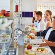 Od września jedzenie w szkolnych stołówkach radykalnie się zmieni. Co musi się znaleźć w menu?
