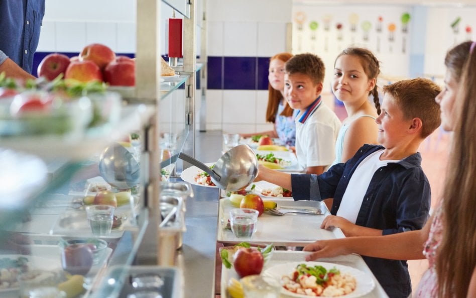 Od września jedzenie w szkolnych stołówkach radykalnie się zmieni. Co musi się znaleźć w menu?