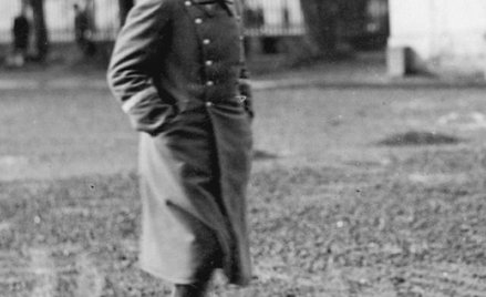 Józef Piłsudski przed Belwederem. Prezydent Bronisław Komorowski dba o pamięć o nim, podczas gdy lew