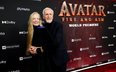 Reżyser James Cameron i jego żona Suzy Amis Cameron na premierze filmu „Avatar: Ogień i popiół”
