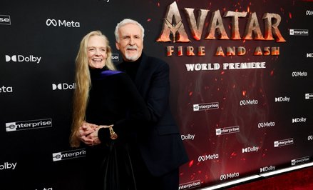 Reżyser James Cameron i jego żona Suzy Amis Cameron na premierze filmu „Avatar: Ogień i popiół”