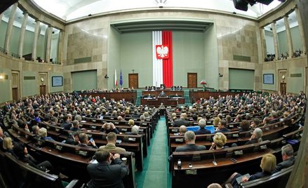 Sondaż: PiS wciąż na czele, ale spada