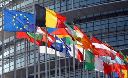 Propozycja KE obejmuje dokładnie 16 inicjatyw z dziedziny handlu elektronicznego, wspomnianego geo-b