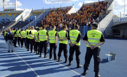 Imprezy masowe: ochrona prawna statusu służby porządkowej