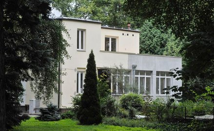 W tej willi na terenie warszawskiego zoo, należącej do Żabińskich, ocalenie mogło znaleźć 150–300 os