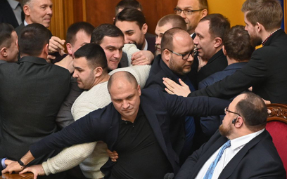 Przepychanki stały się już wizytówką ukraińskiego parlamentu.