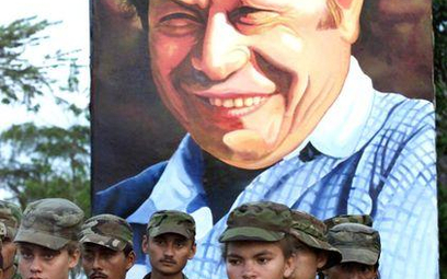 Członkowie FARC na tle portretu Marulandy