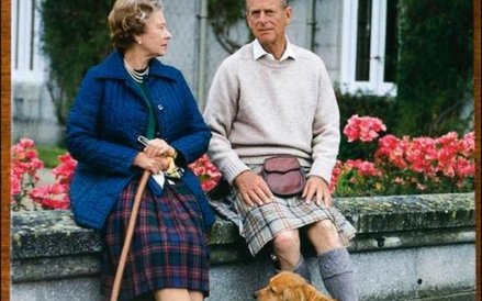 1982 r. Królewska para na spacerze z psem corgi.