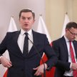 Sekretarz stanu w Ministerstwie Sprawiedliwości Sebastian Kaleta (L) i podsekretarz stanu w Minister