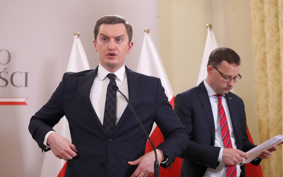 Sekretarz stanu w Ministerstwie Sprawiedliwości Sebastian Kaleta (L) i podsekretarz stanu w Minister