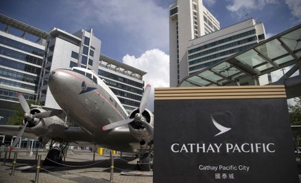 Cathay Pacific walczy z kradzieżami: znikają sztućce i szampan