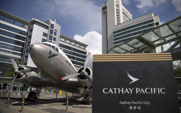 Cathay Pacific walczy z kradzieżami: znikają sztućce i szampan
