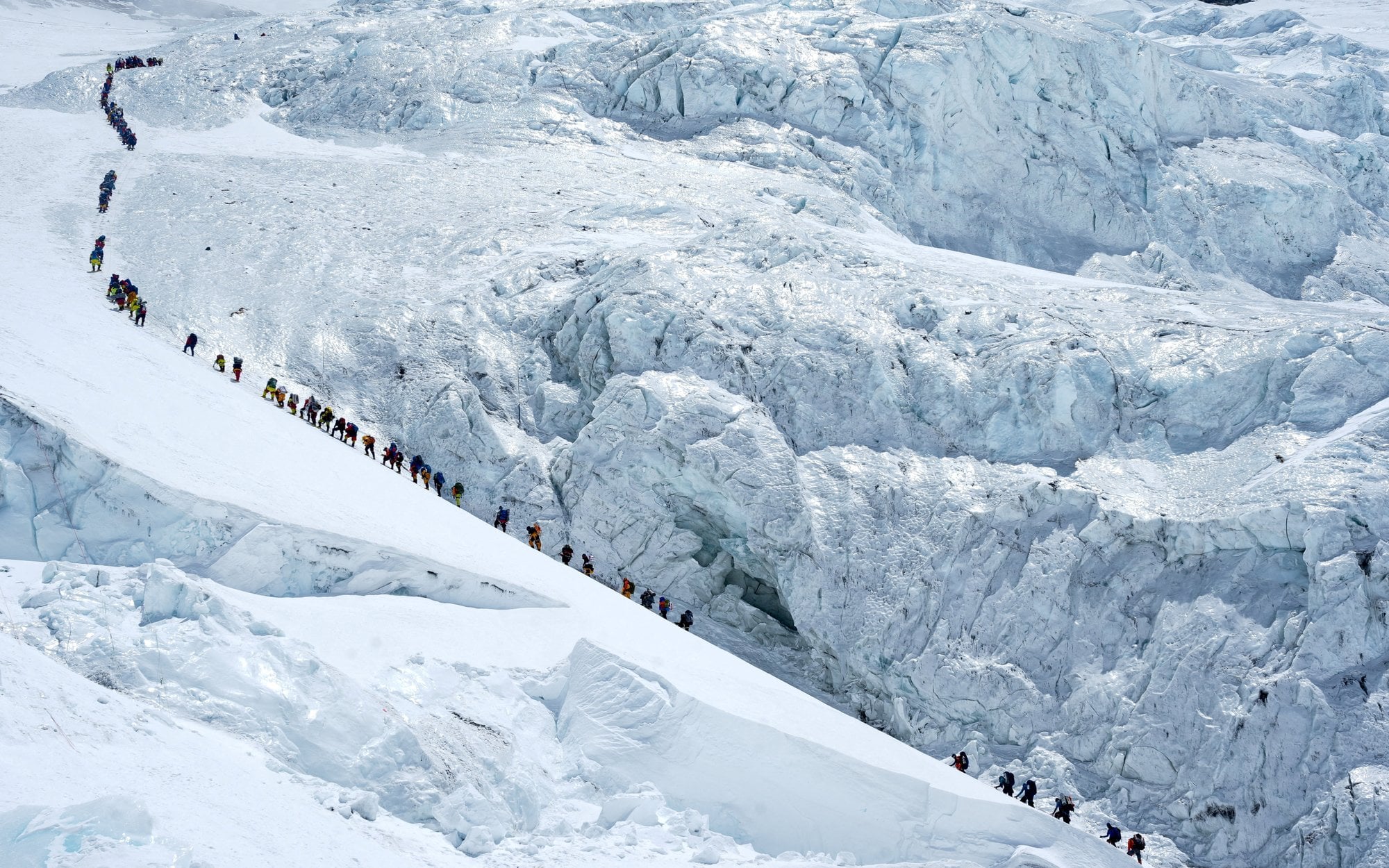 Kolejka na szczyt. Rekordowa liczba wspinaczy zdobyła Mount Everest jednego dnia