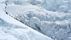 Wspinacze w długiej kolejce na szczyt Mount Everest