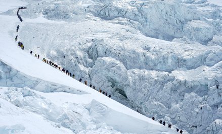 Wspinacze w długiej kolejce na szczyt Mount Everest