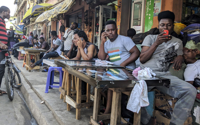 Rwanda i Ghana (na zdjęciu uliczni sprzedawcy telefonów w jej stolicy Akrze) to jedne z najbiedniejs