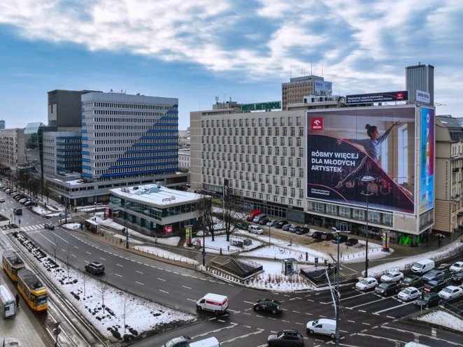 Plac pomiędzy Pawilonem Cepelii (dziś Empik) a Hotelem Metropol to parking dla gości hotelowych