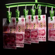 Chiny dosłownie piorą pieniądze. Wszystko przez koronawirusa