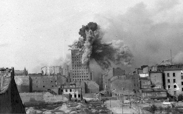 Powstanie Warszawskie: gmach Prudentialu trafiony przez pocisk z moździerza